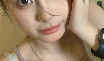 Umeko J的水手服高清写真，记录下青春的每一个动人瞬间